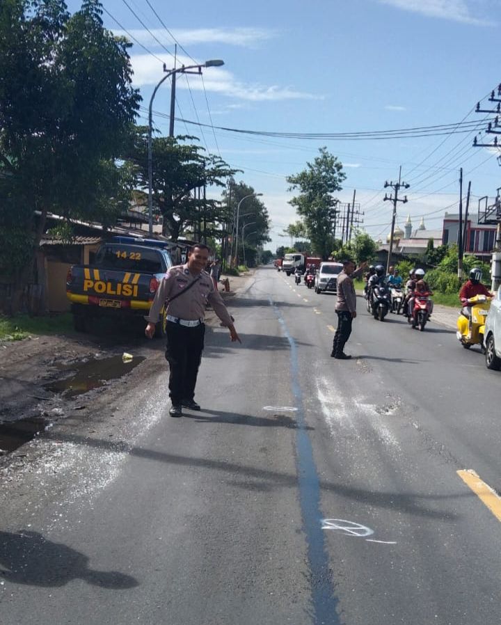 Kecelakaan di Menganti Gresik, Truk Seruduk Mobil Pribadi, Penumpang Patah Kaki