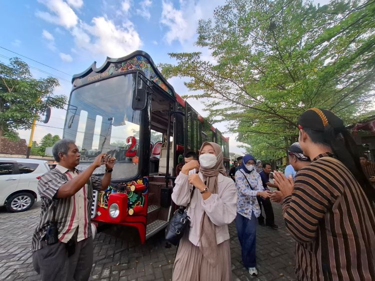 Tur Wisata Religi Kota Madiun Ramai Peminat, Wisatawan Jelajahi Masjid Kuno