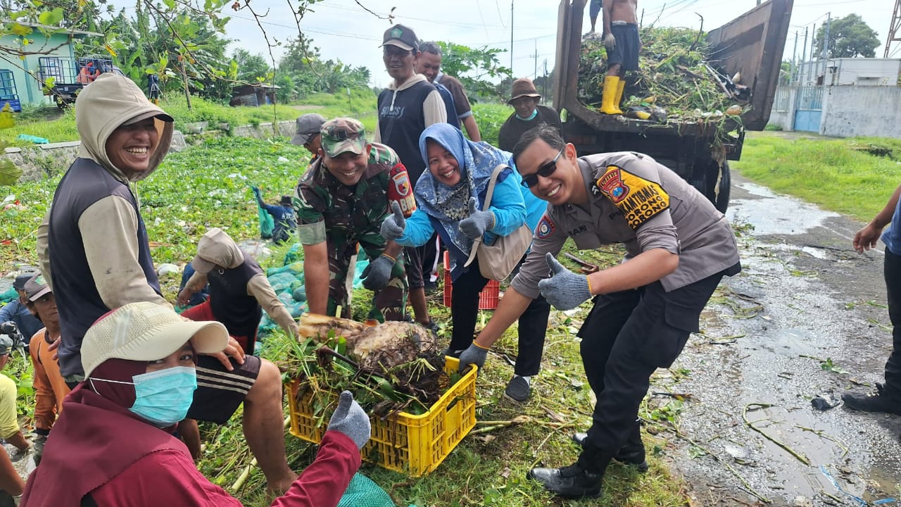 Peduli Lingkungan, Polsek Porong Kerja Bakti Bersih Sungai Bersama Warga