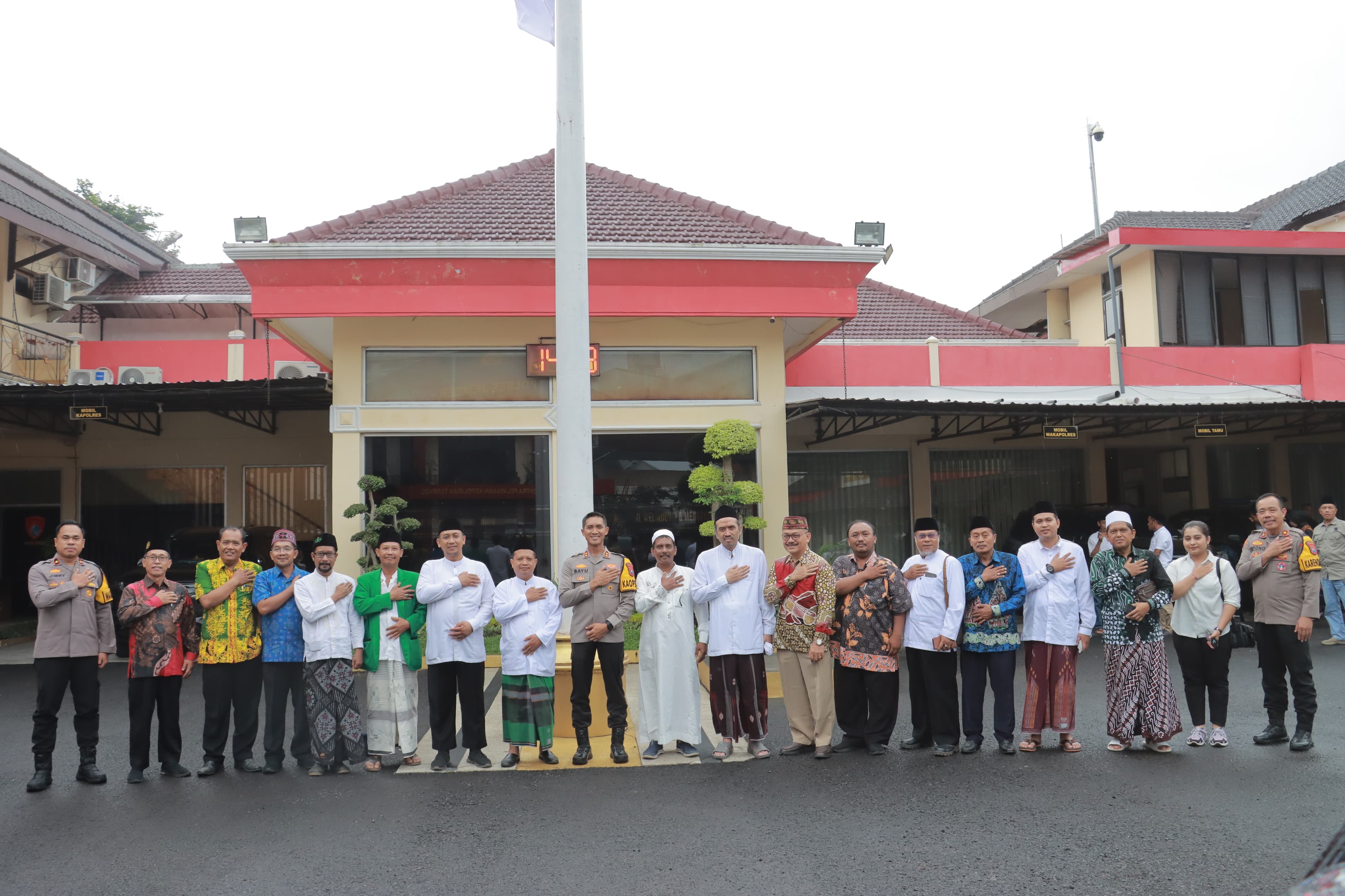 Perkokoh Keharmonisan di Bulan Ramadan, Kapolres Jember Silaturahmi dengan Tokoh Agama