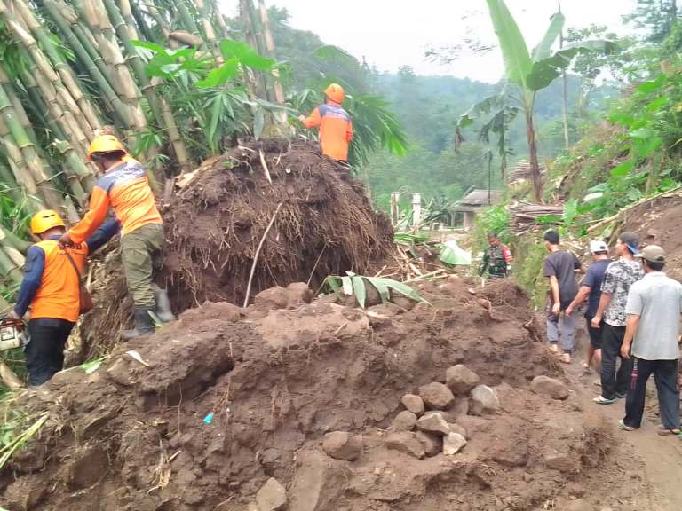 Jalur Alternatif Pasuruan–Probolinggo Lumpuh Akibat Longsor di Lumbang