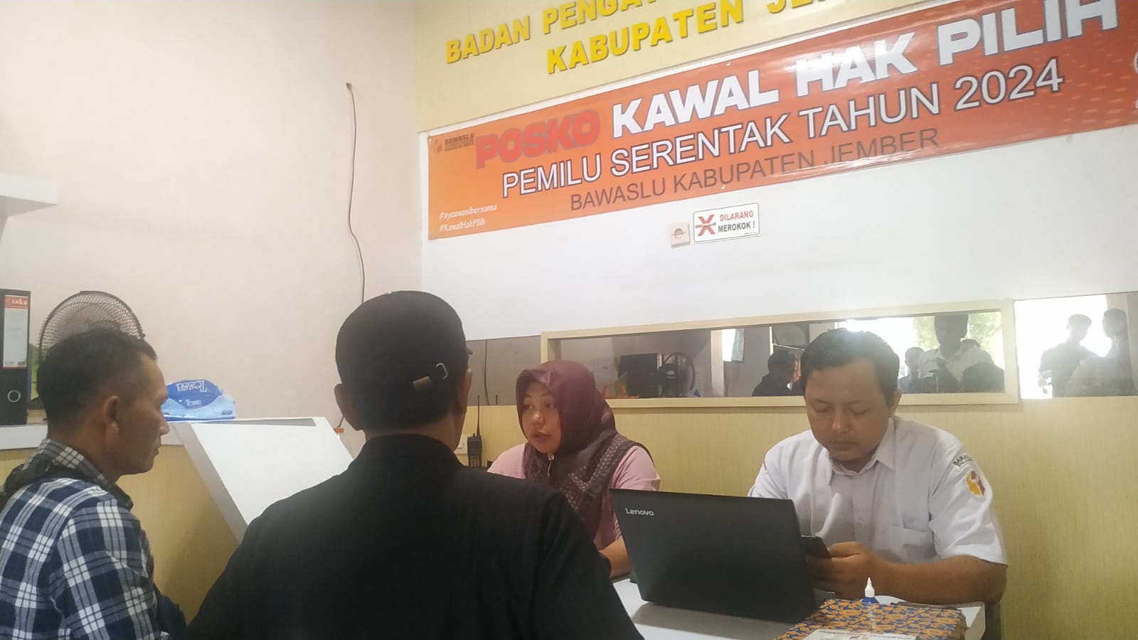 Relawan Pro Demokrasi Datangi Bawaslu Jember, Laporkan Dugaan Pergeseran Suara Calon DPRD PDI Perjuangan