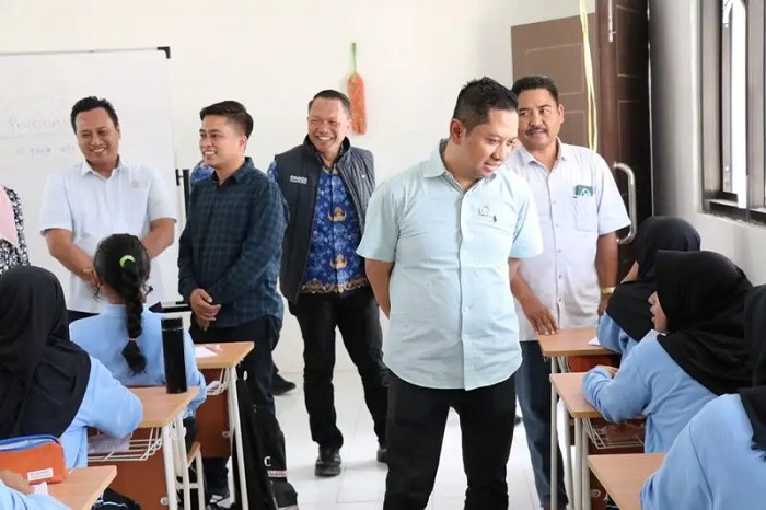 Ruang Kelas Panas, Komisi IV DPRD Gresik Bantu Kipas Angin untuk Sekolah Rakyat