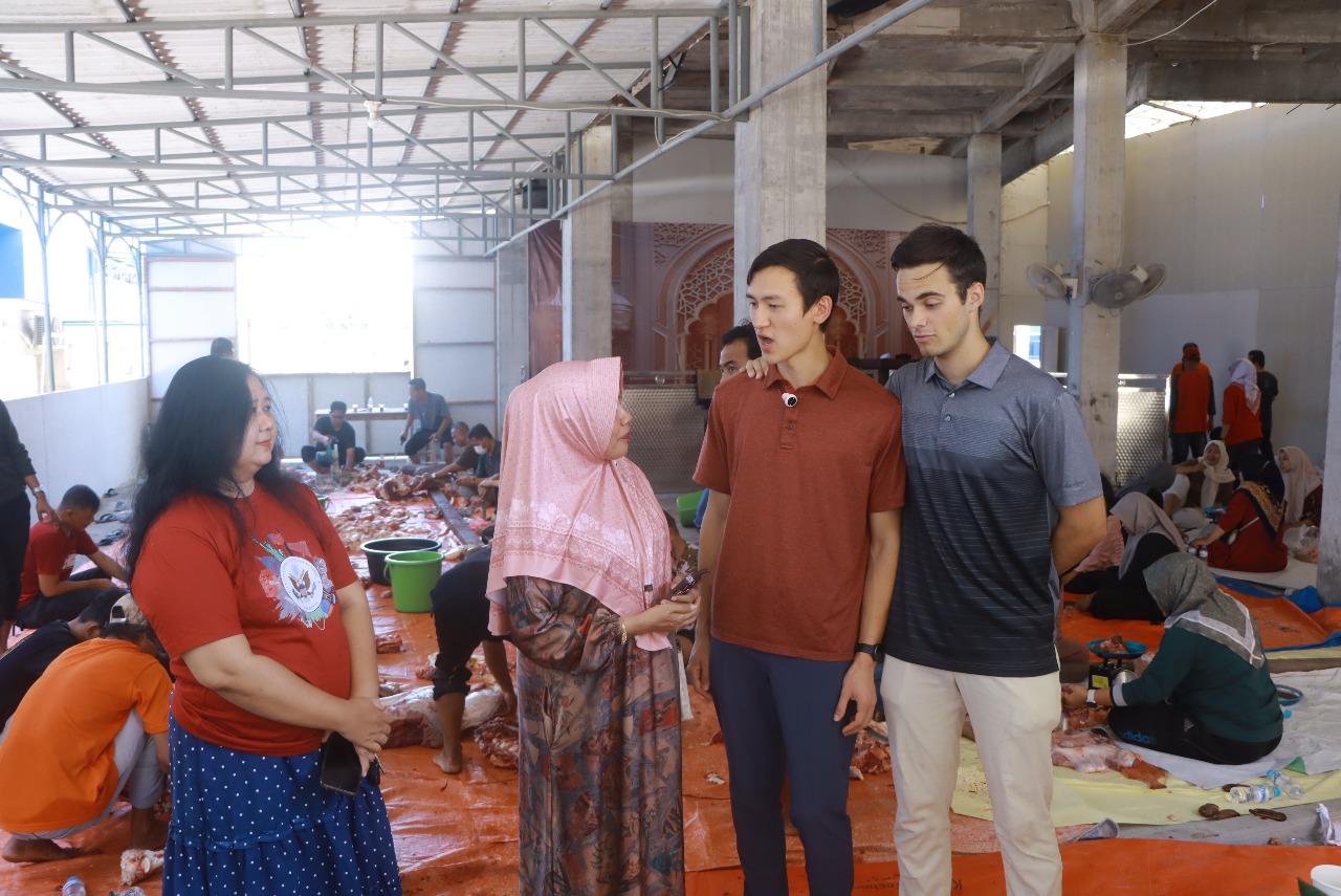 Dua Pria Bule Amerika Serikat Pingsan Melihat Penyembelihan Sapi Kurban