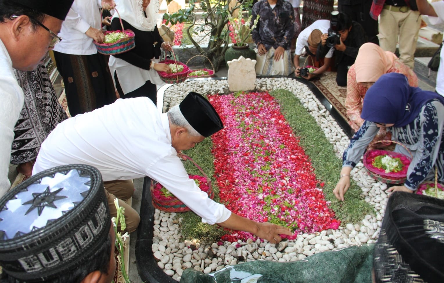 Ziarah ke Makam Tebuireng, Ganjar: Pesan Gus Dur, di Atas Politik Masih ada Kemanusiaan 