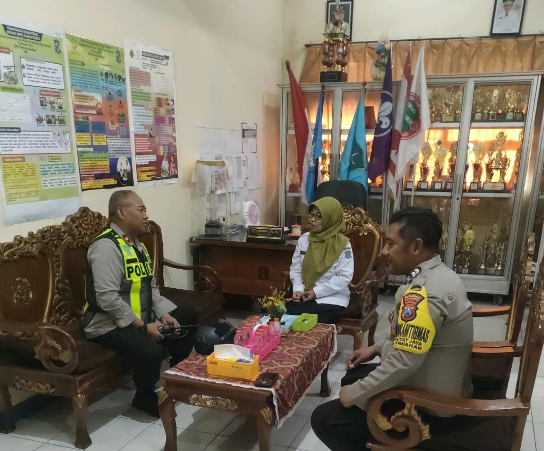 Perkuat Sinergi Pendidikan, Kapolsek Sawahan Sambang dan Sosialisasi di SDN Petemon