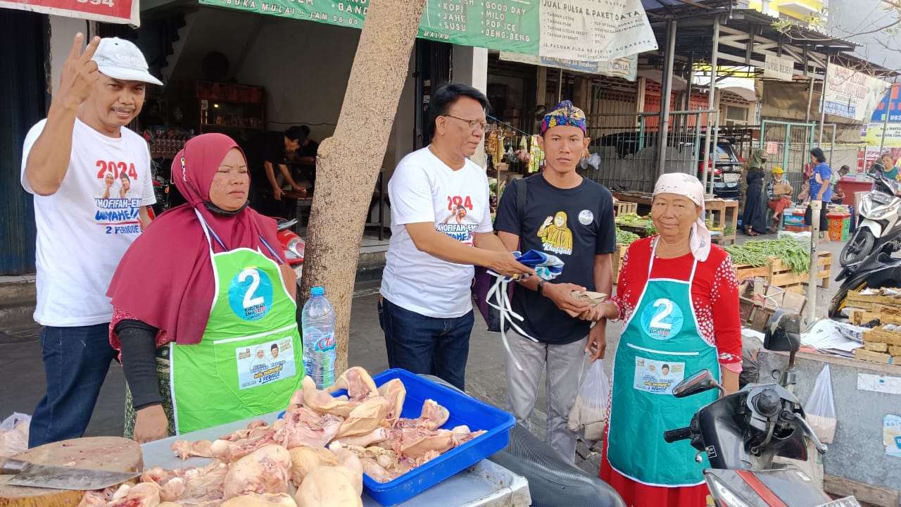 Relawan Sedulur Khofifah Blusukan dan Berbagi Celemek di Pasar Tradisional