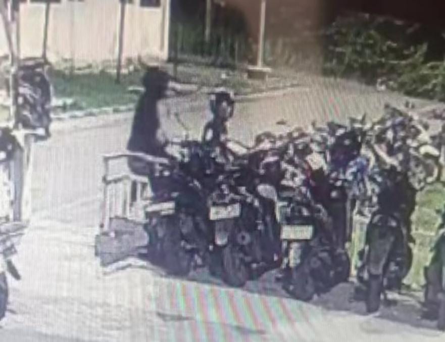 Aksi Dua Pria Terekam CCTV, Curi Motor Penghuni  Rusunawa PBI Surabaya