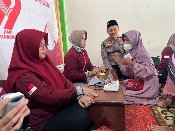 Rayakan Hari Bhayangkara ke-79: Polres Gresik Hadirkan Baksos Kesehatan Gratis, Rangkul Warga dan Santri
