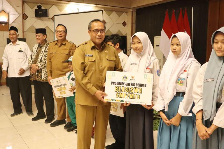 Baznas Gresik Salurkan Bantuan Sosial dan Pendidikan Terhadap Ribuan Pelajar