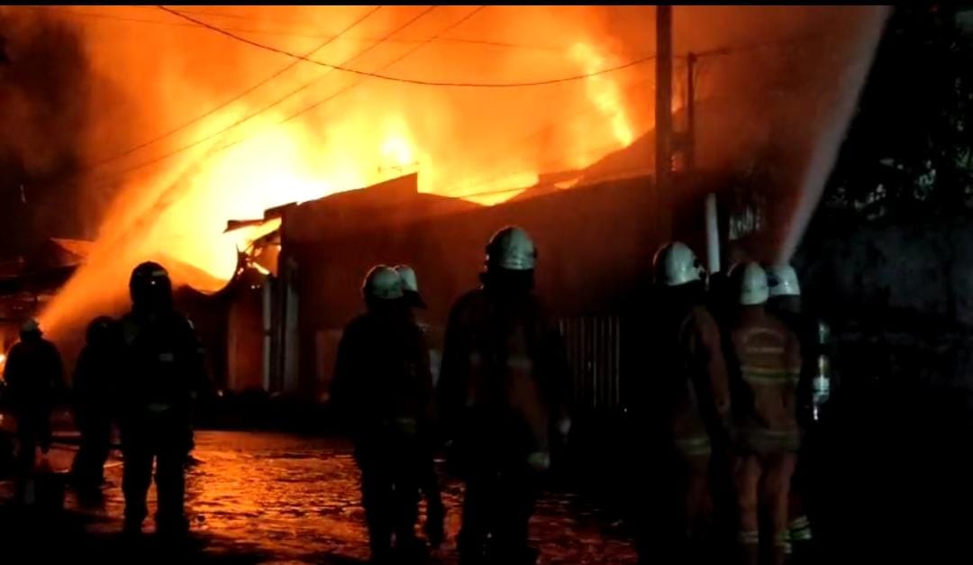 Kebakaran Gudang Tinner Kalianak, Enam Pekerja Tak Sadarkan Diri