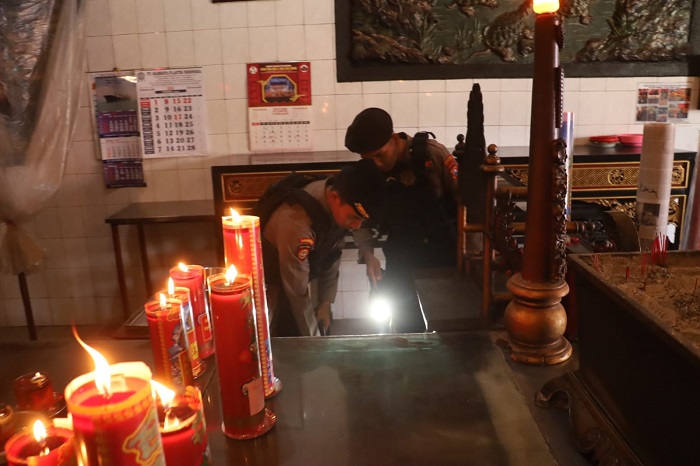 Berikan Rasa Aman Perayaan Imlek, Polres Pelabuhan Tanjung Perak Sterilisasi Klenteng Surabaya