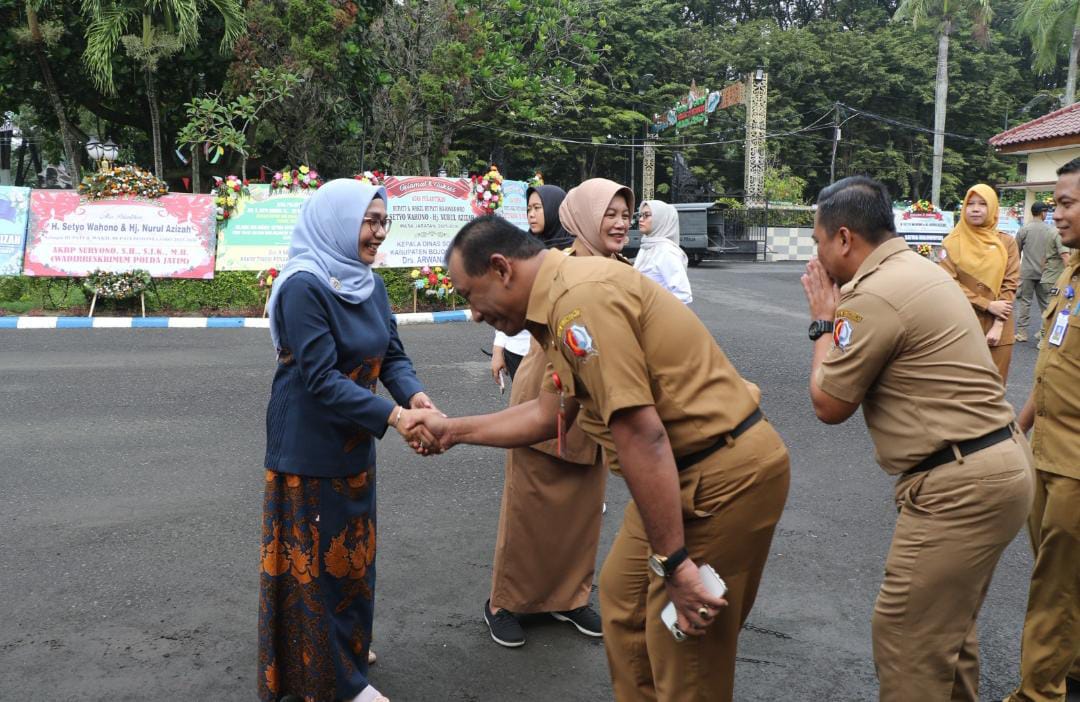 Wakil Bupati Nurul Azizah Didampingi Ketua TP PKK Bojonegoro Cantika Wahono Pimpin Apel Perdana