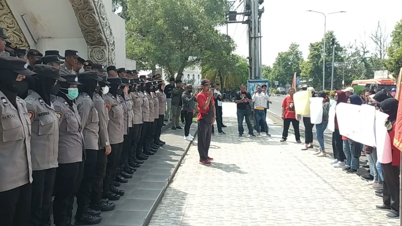 Buruh Demo di DPRD Kabupaten Madiun Sampaikan 5 Tuntutan
