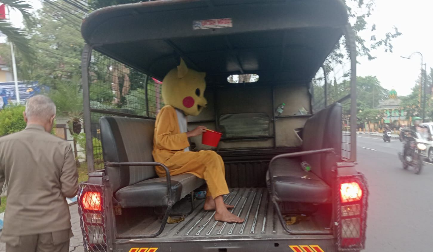 Kejar-Kejaran dengan Gepeng, Satu Badut Diamankan Satpol PP Jombang