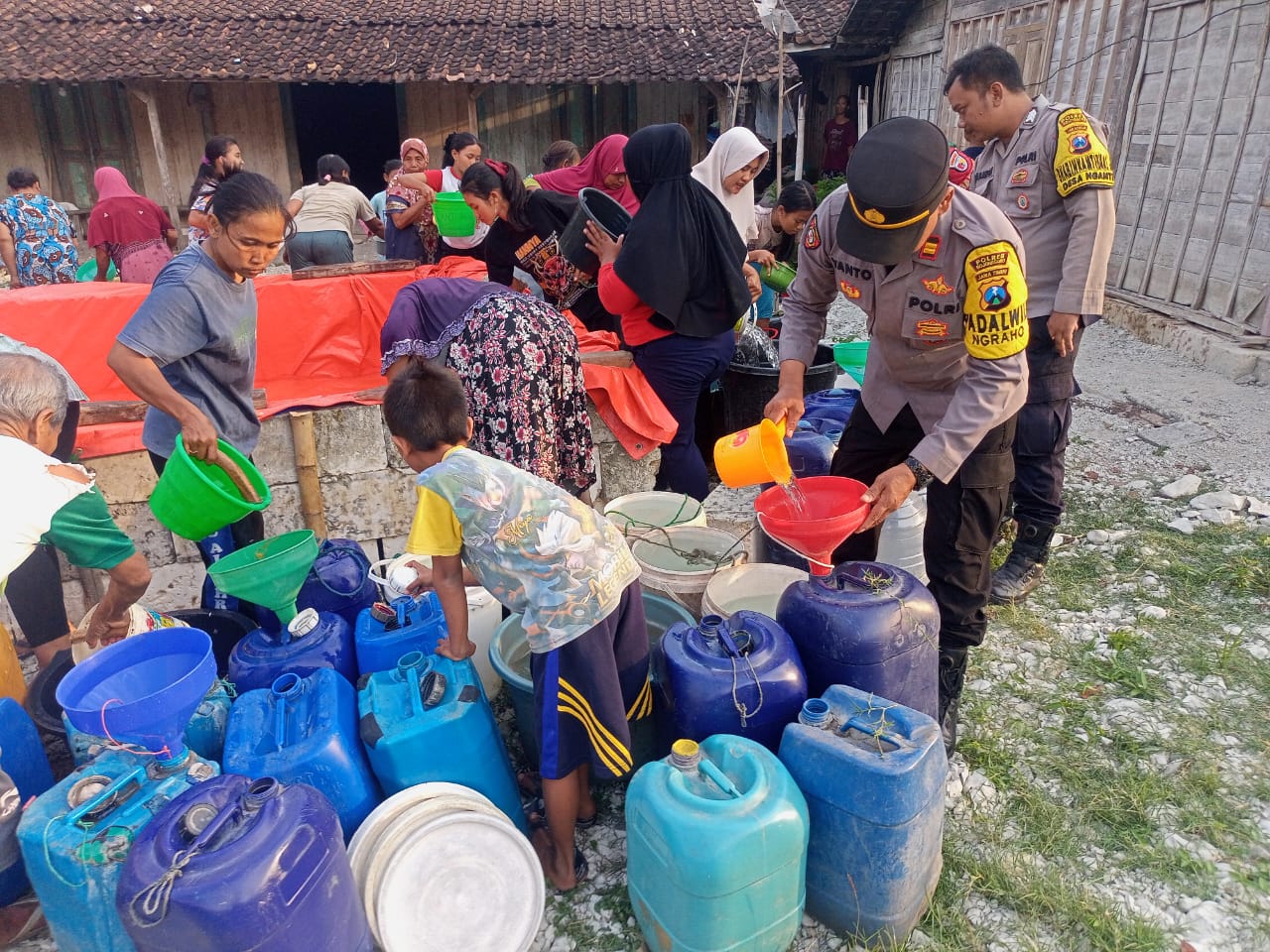 Polsek Ngraho Distribusikan Air Bersih untuk Warga