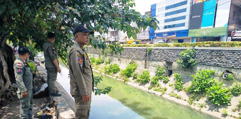 Sungai di Pegirian Surabaya Berubah Merah Diduga Akibat Limbah Cat