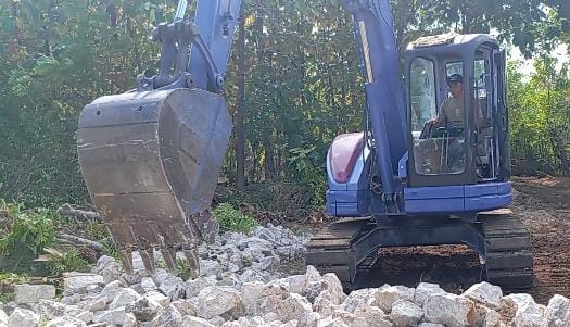 Pengerjaan Jalan Rabat Satgas TMMD Gunakan Excavator untuk Hasil Maksimal