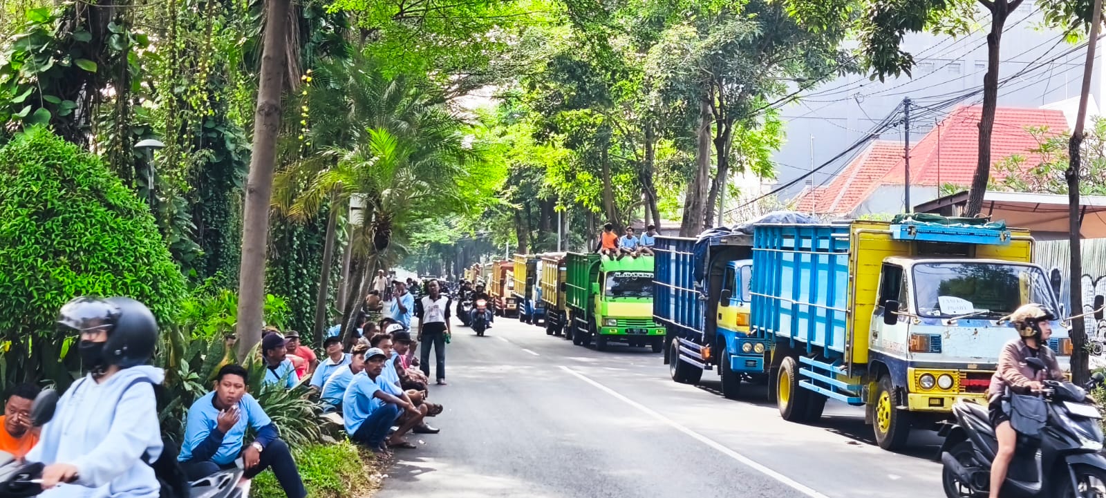 Eksekusi Rumah Laksamana Soebroto Judono di Jalan Dr. Soetomo 55 Jadi Tontonan Warga