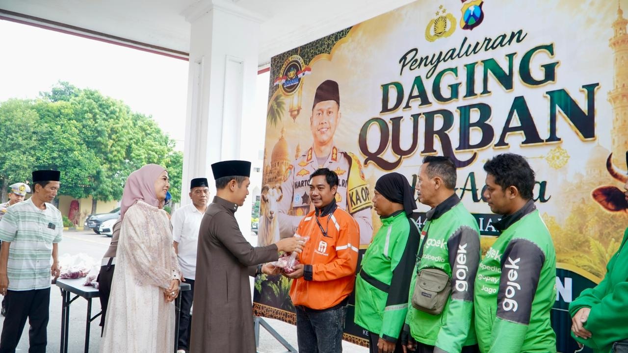 Polres Pasuruan Kurban 16 Sapi dan 57 Kambing untuk Masyarakat