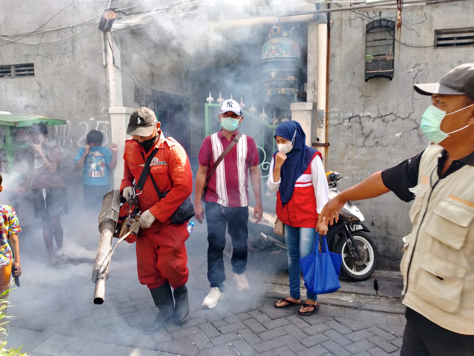 8 Warga Positif DBD, Kelurahan Gading Surabaya Gelar Fogging Massal