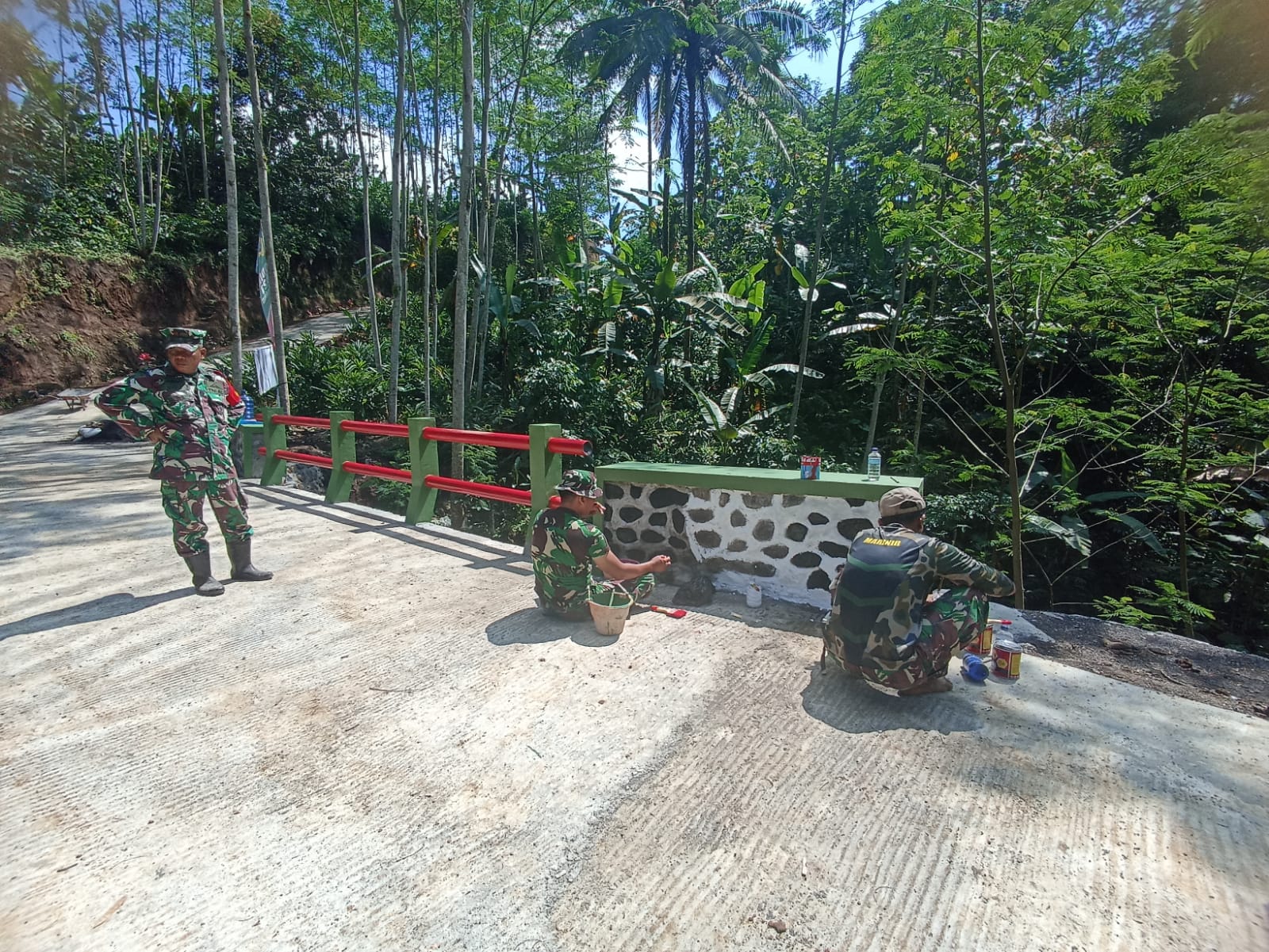 Pengecatan Jembatan Dusun Tugu Sudah Rampung 93 Porsen, Ini Kata Danton SSK Sigit Sugito