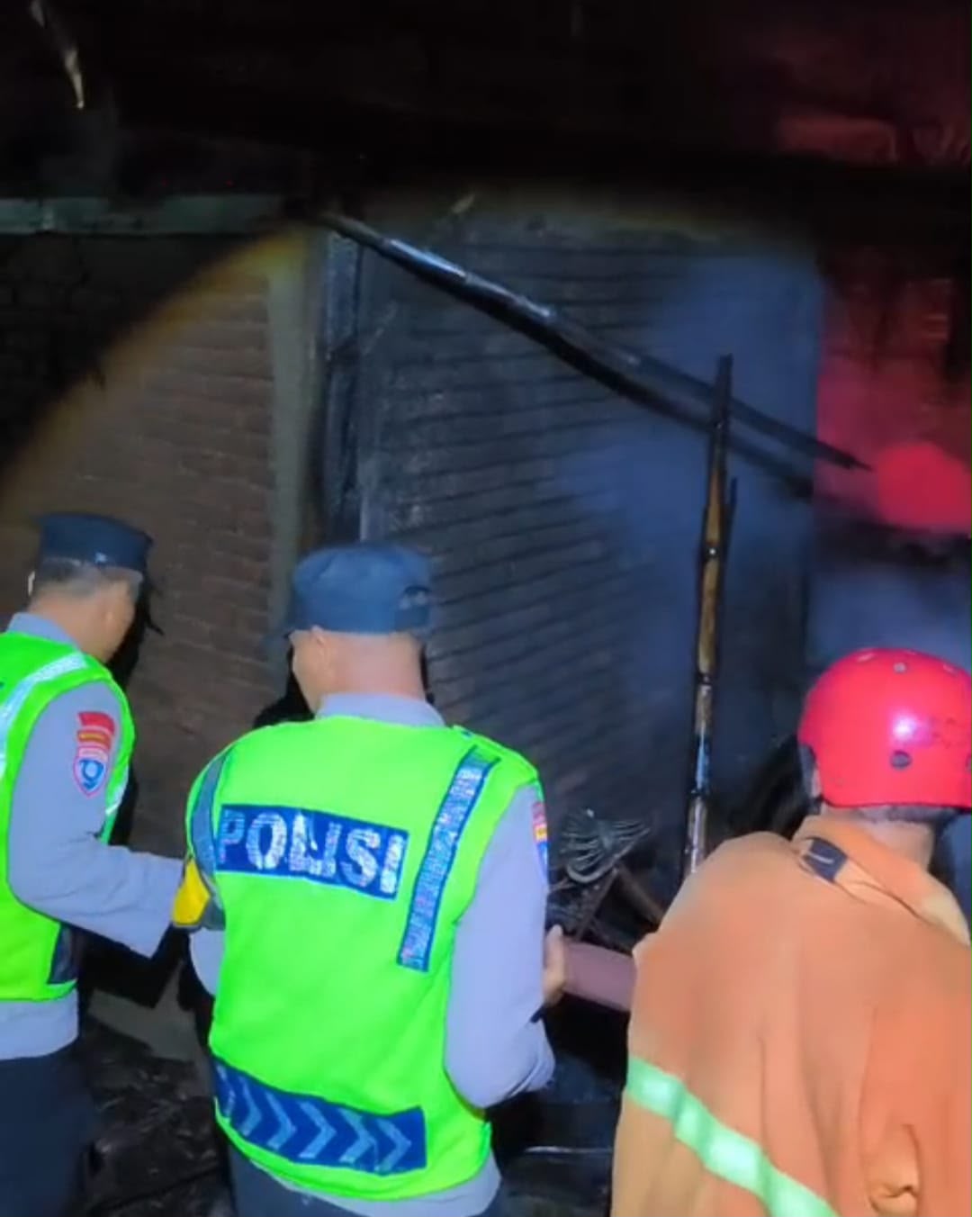 Polisi Ngawi Bantu Padamkan Kebakaran Rumah di Paron