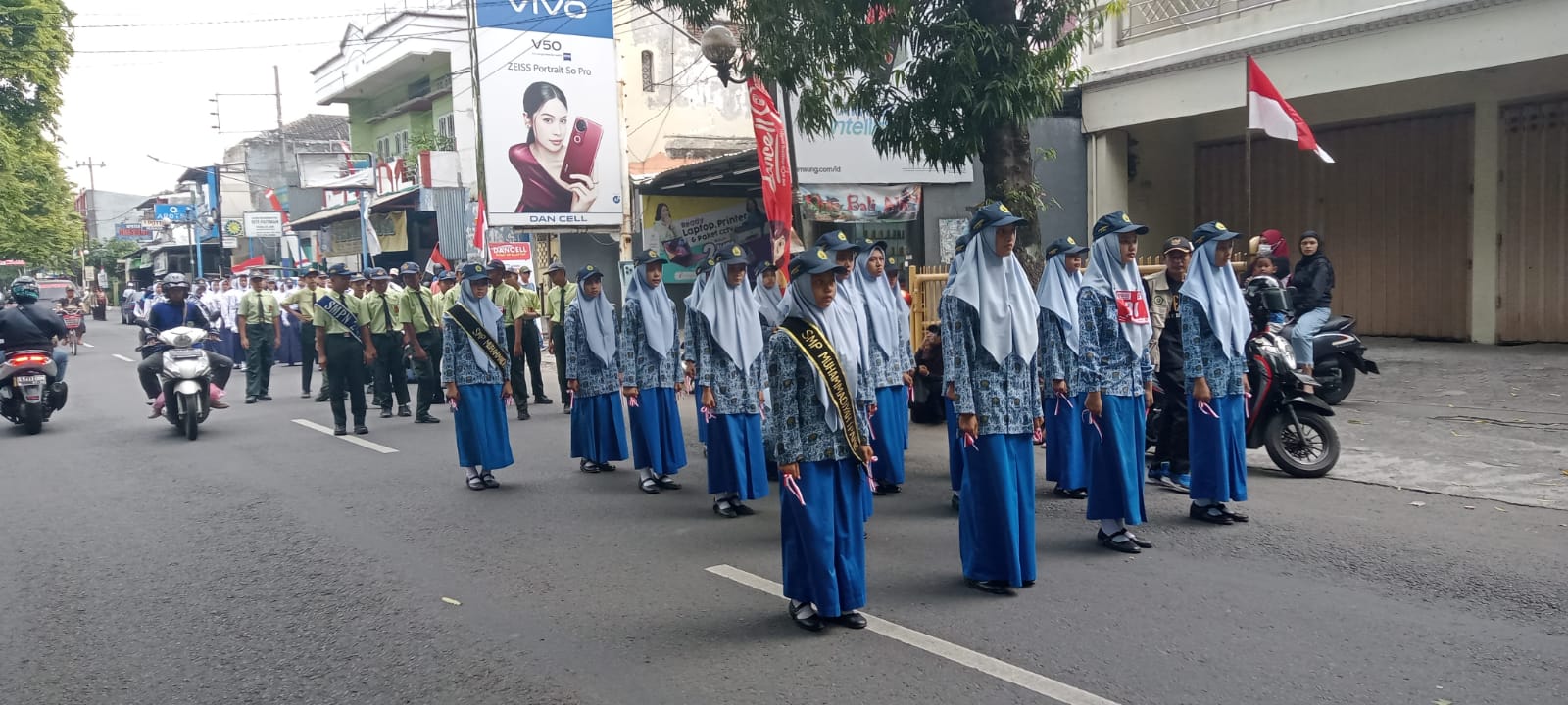Warga Pare Turun Jalan, Saksikan Gerak Jalan Tingkat SMP