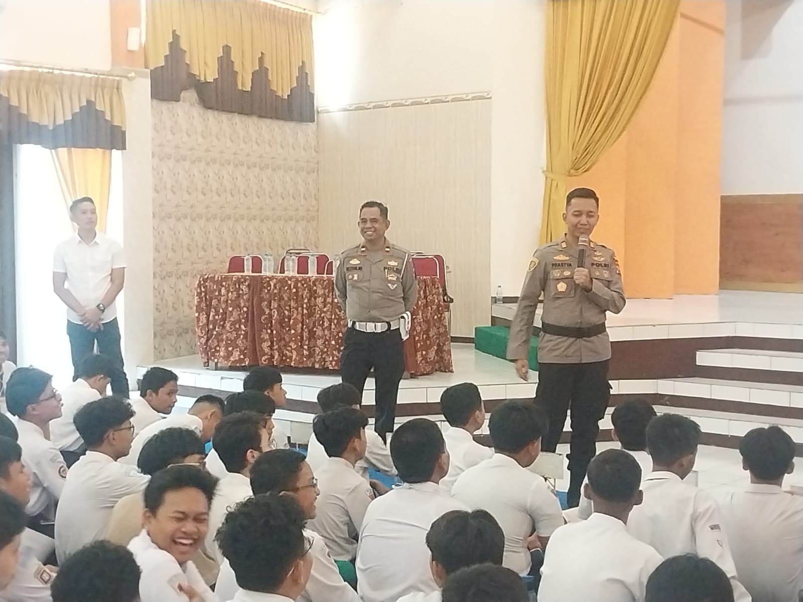 Polsek Tenggilis Mejoyo Edukasi Bahaya Narkoba dan Kriminalitas di MPLS SMAN 16 Surabaya