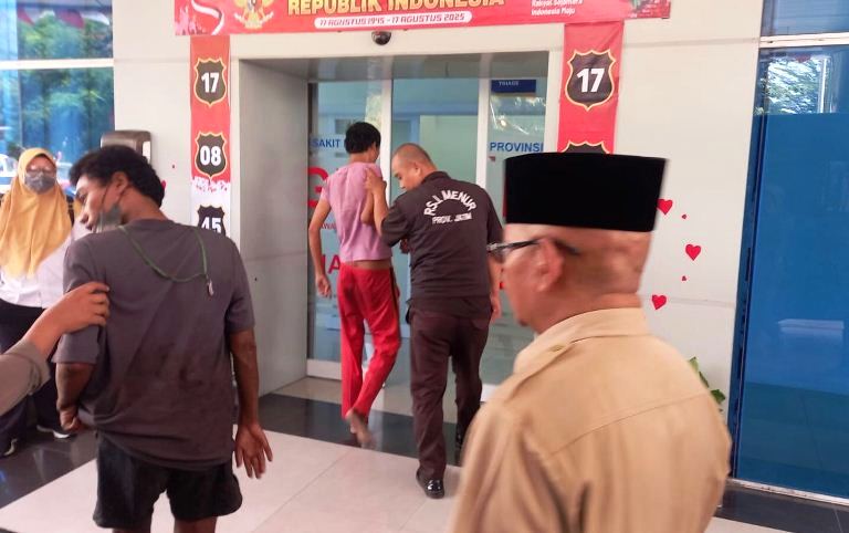 Kerap Lempar Batu ke Pengendara, ODGJ di Jalan Veteran Dievakuasi Dinsos Gresik 