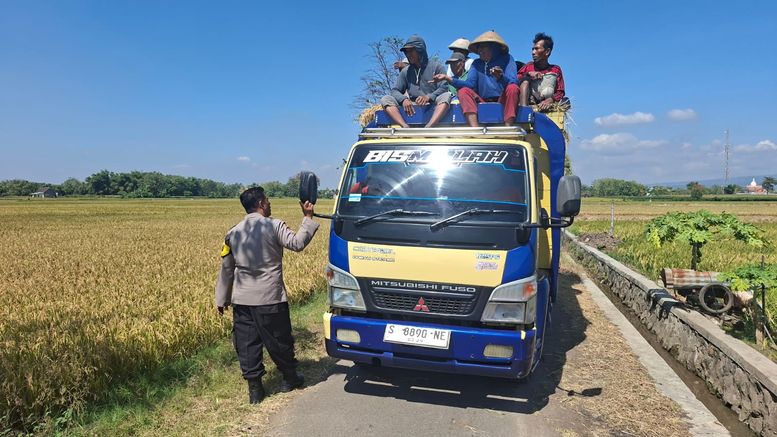 Dampingi Petani, Bhabinkamtibmas Polsek Grogol Kawal Program Asta Cita Tanam Padi