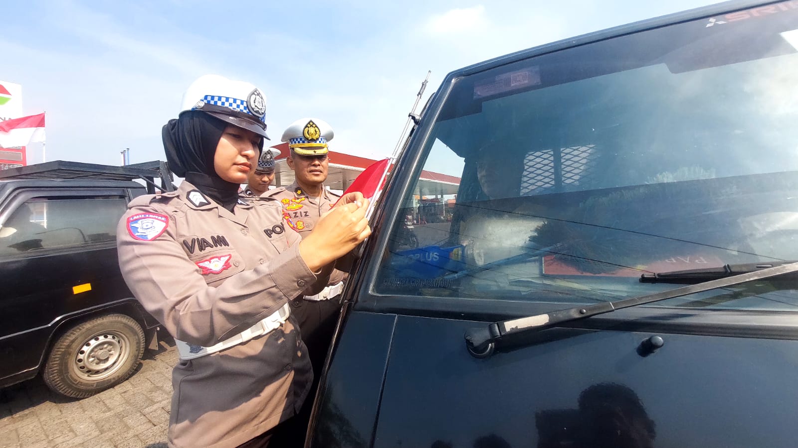 Ditlantas Polda Jatim Bagikan Ratusan Bendera Merah Putih ke Sopir Truk