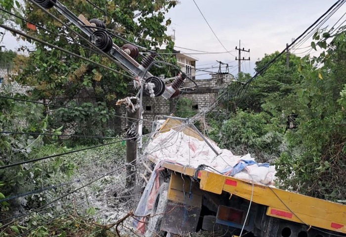 Truk Dolomit Rem Blong Tabrak Tiang Listrik Hingga Patah di Bungah Gresik