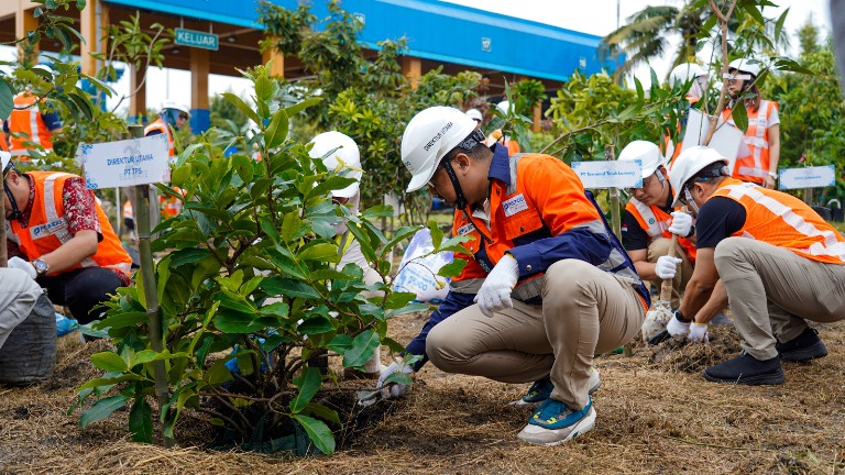 TPS Ajak Pelanggan dan Pemangku Kepentingan Tanam Pohon Buah 