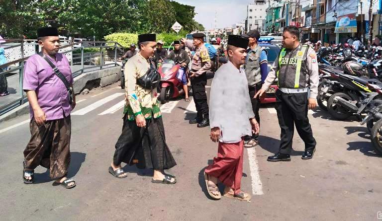 Polsek Semampir Patroli Keamanan di Wisata Religi Sunan Ampel