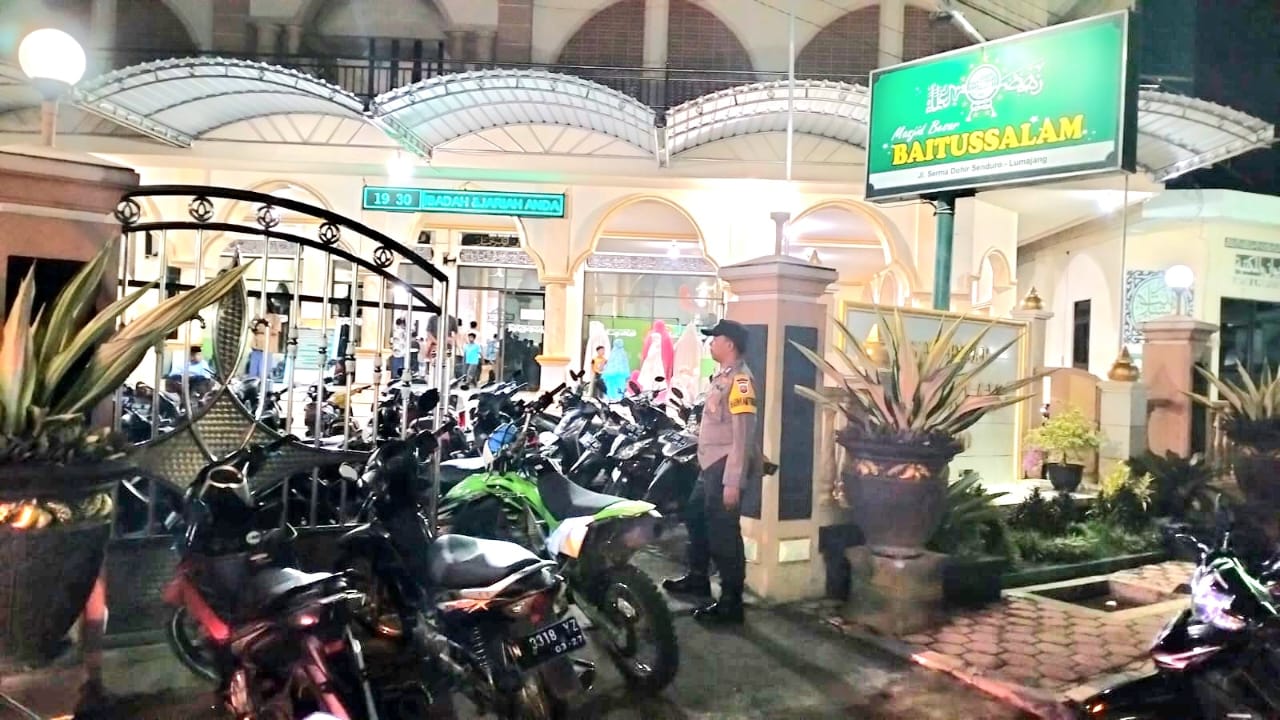 Anggota Polsek Senduro Amankan Tarawih Masjid Baitussalam