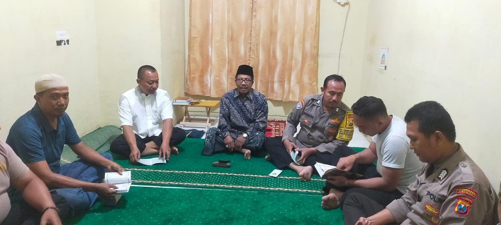 Kapolsek Gayungan Pimpin Doa Bersama dan Tahlil di Musala Al Ikhlas