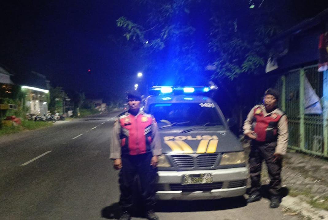 Patroli Malam Minggu Polsek Pakal Amankan Situasi di Jalan Jawar