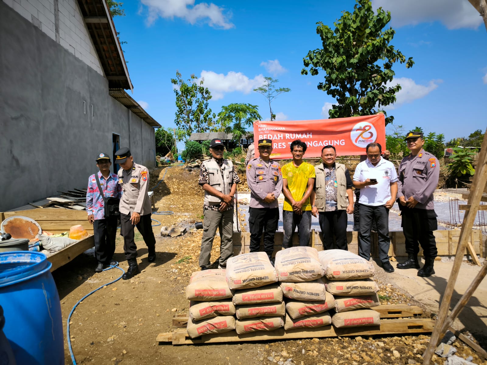 Sambut HUT Ke-78 Bhayangkara, Polres Tulungagung Gelar Bedah Rumah Warga