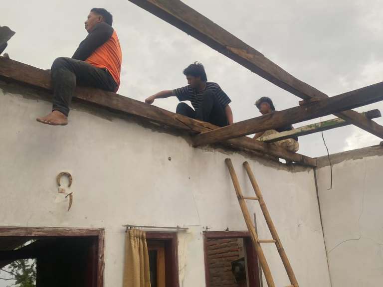 Petir Sambar Rumah Warga Pasuruan, Atap Porak Poranda