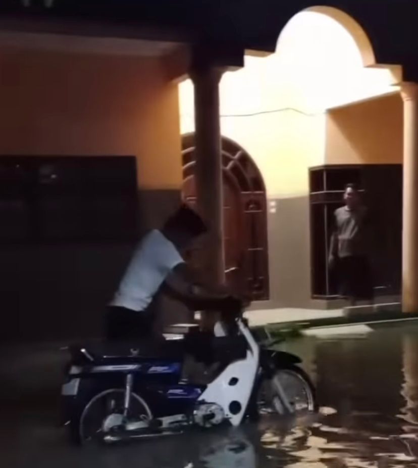 Banjir Rob Terjang Pesisir Gresik, Ketinggian Air Hampir Setengah Meter