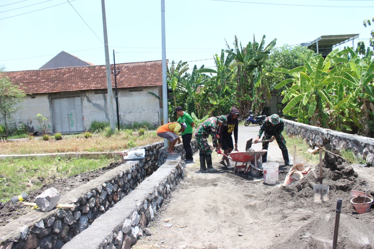 TMMD Ke-126 Kodim 0816/Sidoarjo Ngebut Bangun Plengsengan Dusun Kadelesan