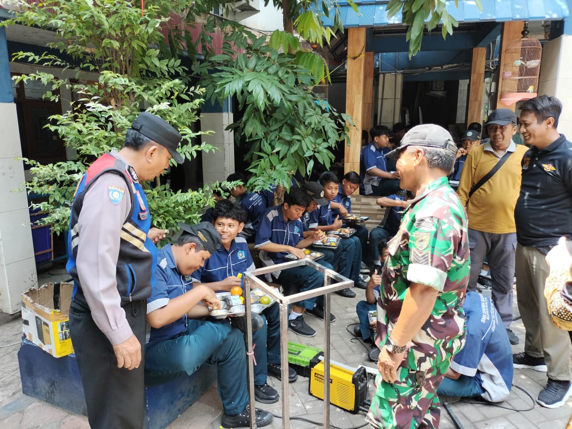 Polsek Tandes Bersama Tiga Pilar Pastikan Kelancaran Distribusi MBG di SMK Dharma Bahari