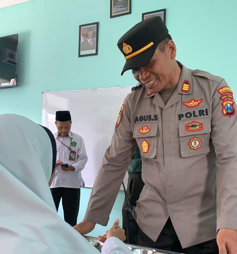 Kapolsek Rungkut Pastikan Program Makan Bergizi Gratis Berjalan Lancar