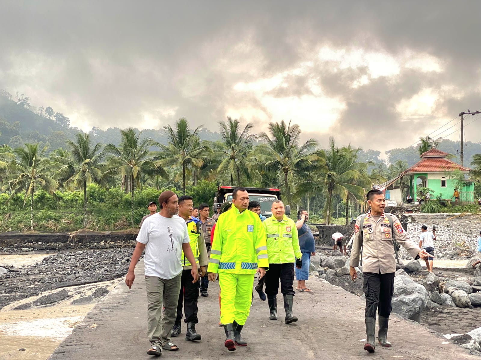 Kapolres Lumajang Tinjau Langsung Jembatan Putus di Desa Gondoruso Pasirian