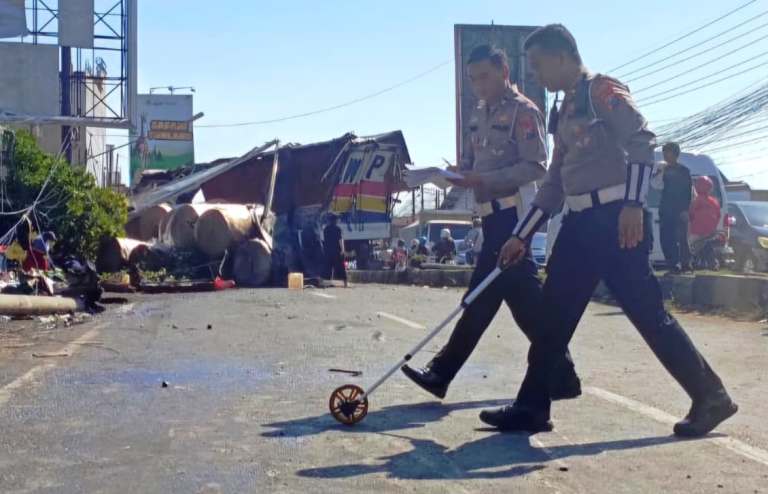 Pecah Ban Jadi Penyebab Kecelakaan Maut di Purwosari Pasuruan