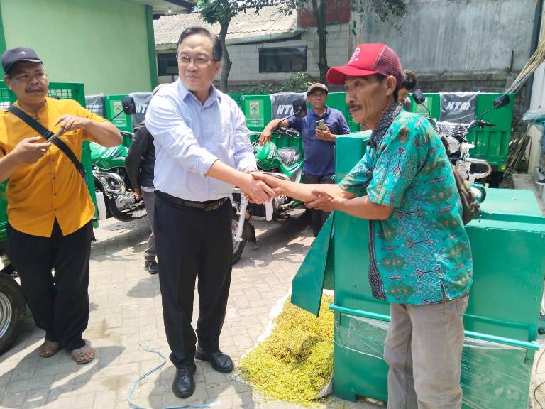 Gunakan DBHCHT, DTPHP Malang Bagikan Alsintan untuk Petani Tembakau