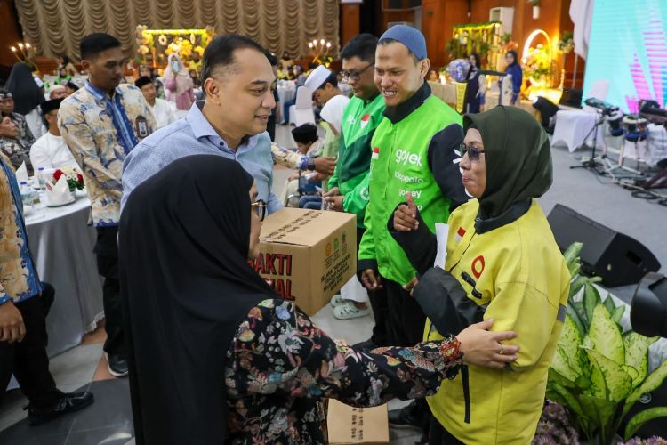 Wali Kota Surabaya Serahkan Santunan Lebaran untuk Anak Yatim hingga Ojol