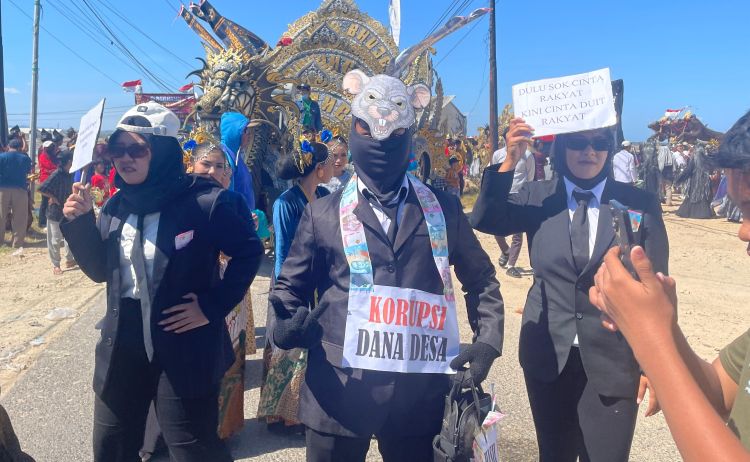  Pawai Kemerdekaan di Karanganyar Sumenep Diwarnai Aksi Teatrikal Anti-Korupsi