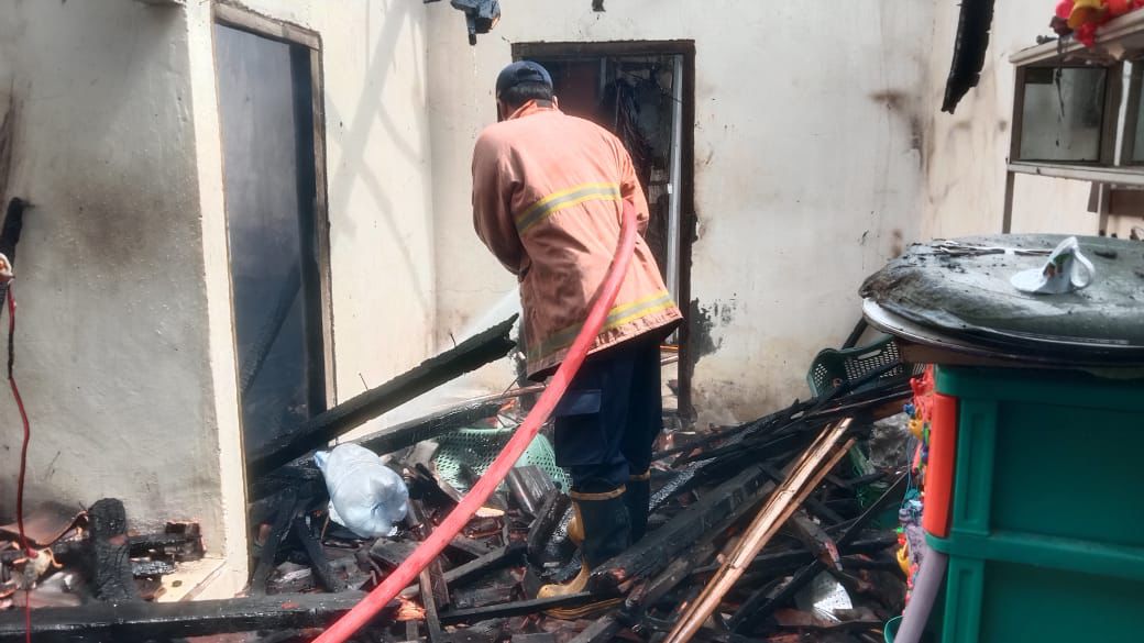 Diduga Korsleting Listrik, Rumah Warga Bungah Gresik Terbakar Hebat